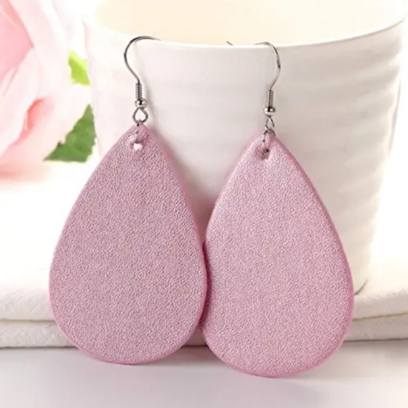 Jewelry - 💖HOST PICK 💖 Teardrop leather earrings